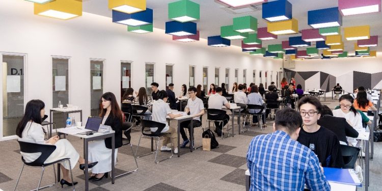 Đại học quốc tế: Thêm một lời giải cho bài toán giữ chân nguồn lực tri thức trẻ