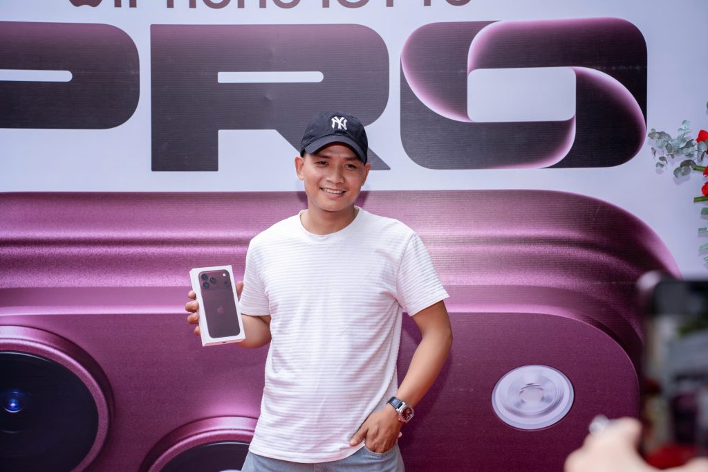 Hàng trăm khách hàng trải nghiệm iPhone 18 Pro Max trong ngày đầu mở bán tại 24hStore 1 0 1