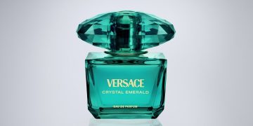 VERSACE CRYSTAL EMERALD: Vệt hương mê hoặc dưới ánh đèn tiệc đêm