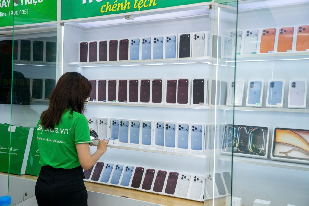 Hàng trăm khách hàng trải nghiệm iPhone 18 Pro Max trong ngày đầu mở bán tại 24hStore 2 00