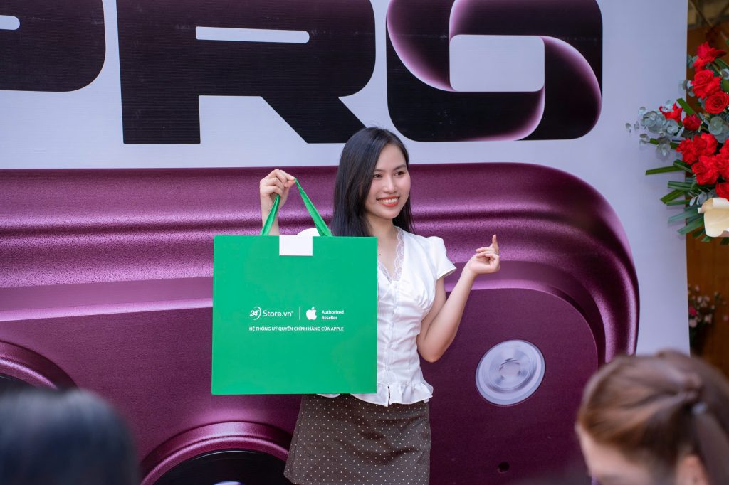 Hàng trăm khách hàng trải nghiệm iPhone 18 Pro Max trong ngày đầu mở bán tại 24hStore 4 10 1