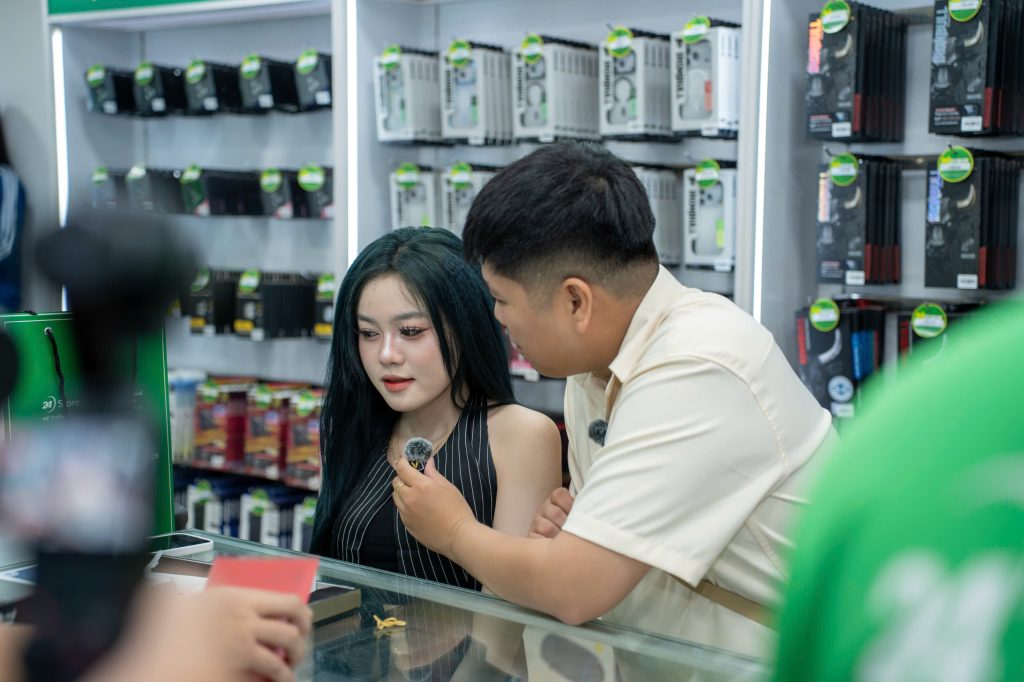 Hàng trăm khách hàng trải nghiệm iPhone 18 Pro Max trong ngày đầu mở bán tại 24hStore 6 22