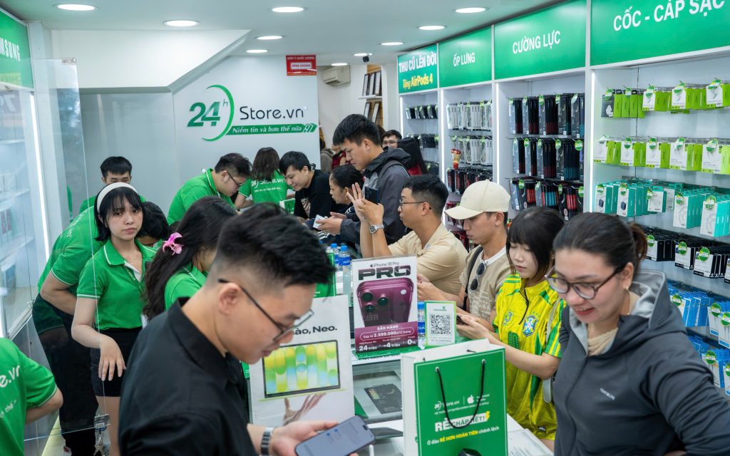 Hàng trăm khách hàng trải nghiệm iPhone 18 Pro Max trong ngày đầu mở bán tại 24hStore 3 3