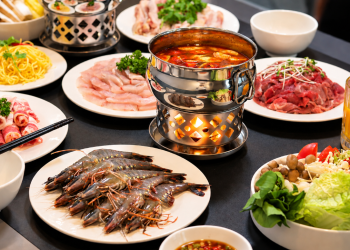 ibis Saigon South mang đến trải nghiệm buffet lẩu & nướng Buffet Lẩu & Nướng Sizzle & Simmer Night đặc sắc tại Charlie’s Corner – ibis Saigon South, diễn ra vào tối thứ Sáu hàng tuần từ 17:30 đến 21:00