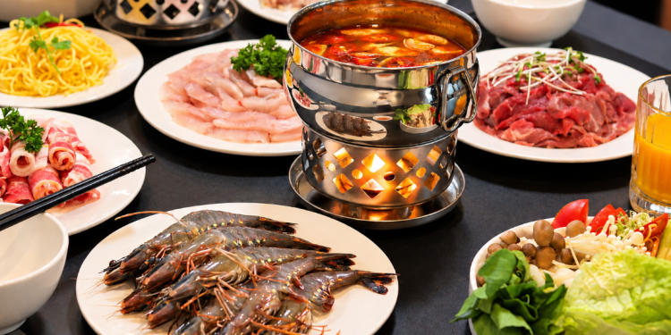 ibis Saigon South mang đến trải nghiệm buffet lẩu & nướng Buffet Lẩu & Nướng Sizzle & Simmer Night đặc sắc tại Charlie’s Corner – ibis Saigon South, diễn ra vào tối thứ Sáu hàng tuần từ 17:30 đến 21:00